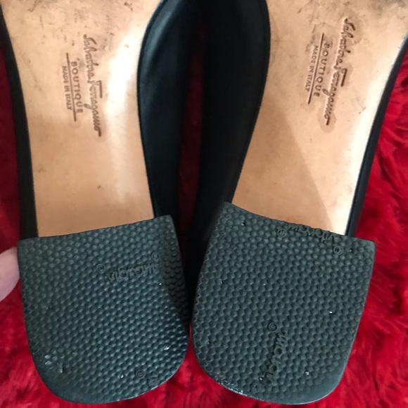 Salvatore Ferragamo black pumps, size 7 C - Picture 2 of 11